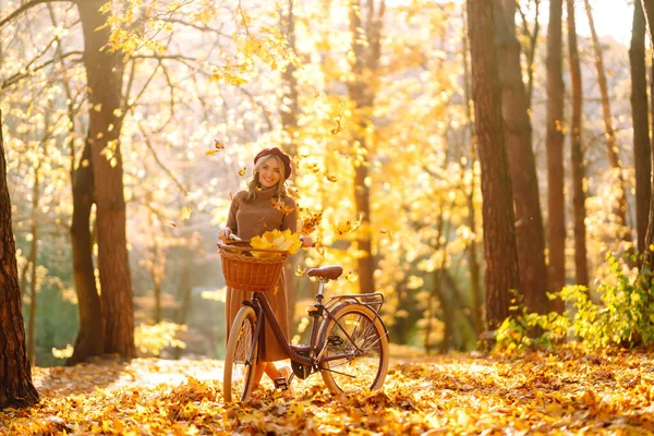 Junge Frau Amüsiert Sich Herbstpark Mit Laub — Stockfoto