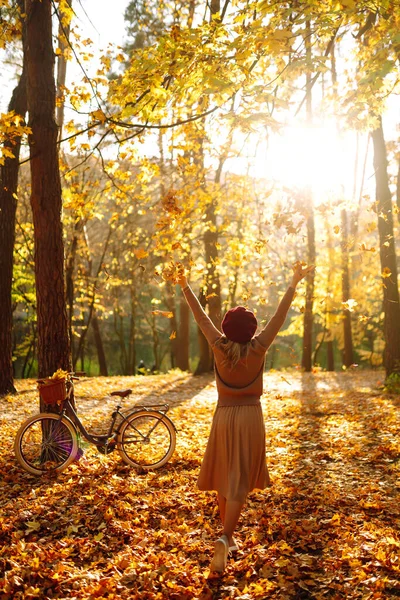 Appy Jovem Mulher Divertindo Com Folhas Parque Outono — Fotografia de Stock