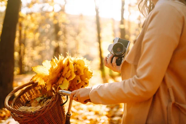 Beautiful Young Woman Takes Photos Retro Camera Autumn Forest Smiling — Stock Photo, Image