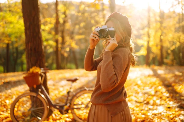 Beautiful Young Woman Takes Photos Retro Camera Autumn Forest Smiling — Stock Photo, Image