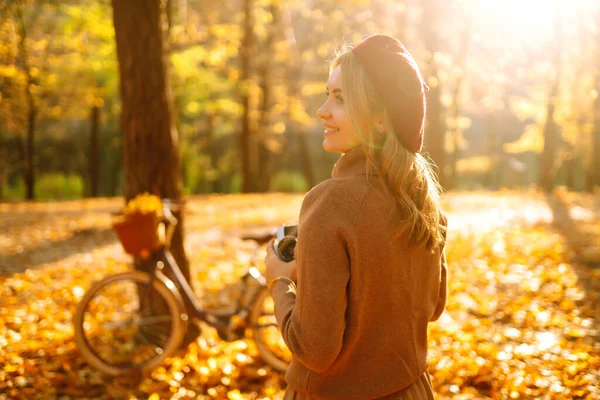 Mulher Bonita Tira Fotos Com Uma Câmera Retro Floresta Outono — Fotografia de Stock