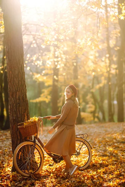 Jovem Uma Bicicleta Floresta Outono Pôr Sol — Fotografia de Stock