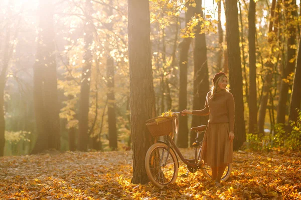 Jovem Uma Bicicleta Floresta Outono Pôr Sol — Fotografia de Stock