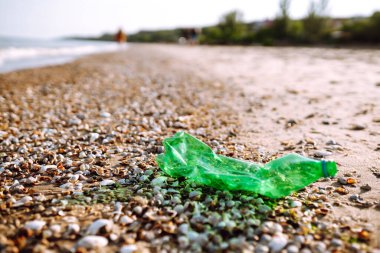 Plajda boş plastik şişeler. Dünya 'nın küresel plastik kirliliği sorunu.