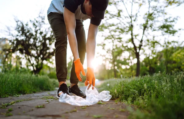 Los Hombres Que Usan Guantes Protectores Coleccionan Botellas Plástico Parque — Foto de Stock