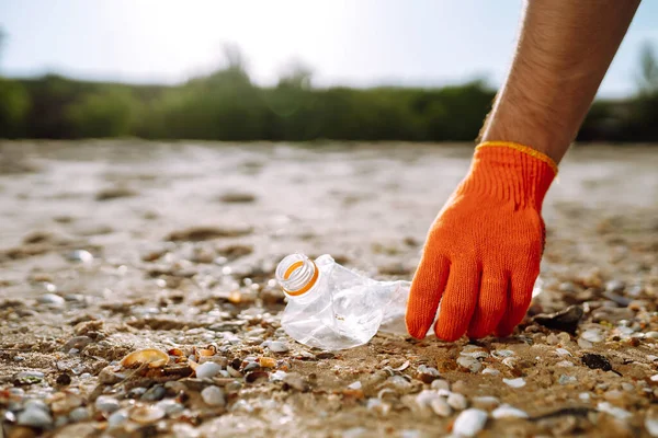 Hombres Mano Con Guantes Protectores Recoge Botella Plástico Playa Del — Foto de Stock