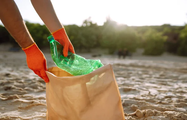 Hombres Mano Con Guantes Protectores Recoge Botella Plástico Playa Del — Foto de Stock