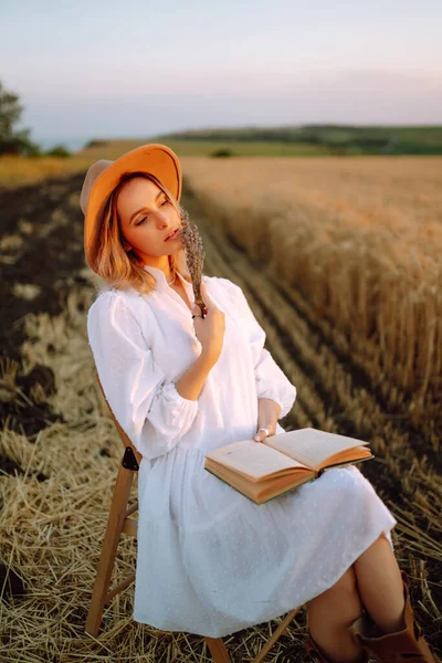 Young Woman White Linen Dress Hat Enjoying Sunny Day Golden — Stock Photo, Image