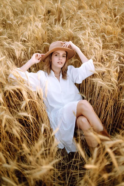 아마포 황금빛밀 밭에서 즐기고 아름다움 — 스톡 사진