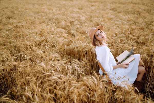 Mujer Joven Vestido Lino Blanco Sombrero Disfrutando Día Soleado Campo —  Fotos de Stock