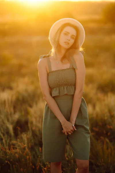 Mulher Bonita Nova Que Passa Tempo Natureza Por Sol Menina — Fotografia de Stock