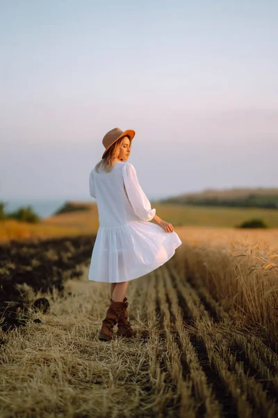 Mujer Joven Vestido Lino Blanco Sombrero Disfrutando Día Soleado Campo —  Fotos de Stock