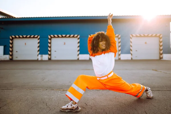 Afroamerikansk Flicka Dansare Som Dansar Gatan Vid Solnedgången Sport Dans — Stockfoto