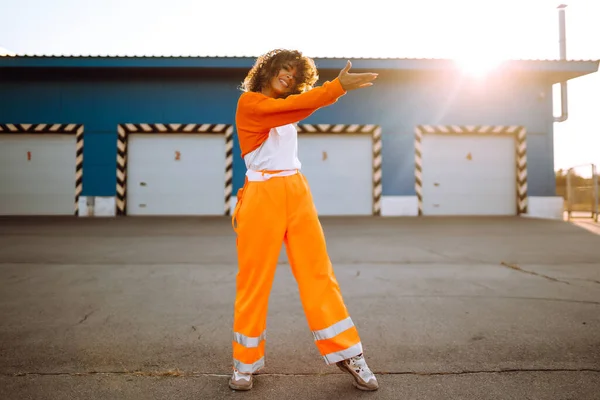 Afroamerikansk Flicka Dansare Som Dansar Gatan Vid Solnedgången Sport Dans — Stockfoto