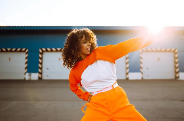 Menina Afro Americana Dançarina Dançando Rua Pôr Sol Esporte Dança — Fotografia de Stock
