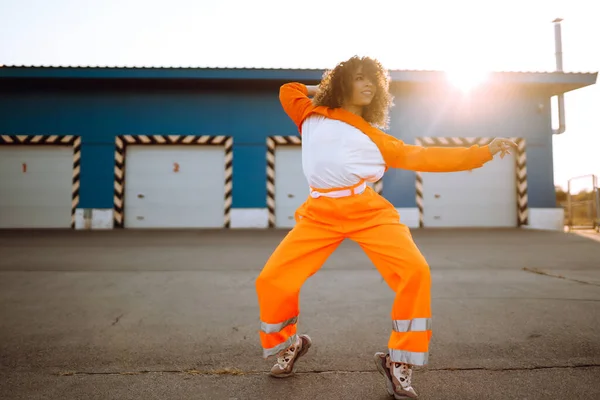 Afroamerikansk Flicka Dansare Som Dansar Gatan Vid Solnedgången Sport Dans — Stockfoto