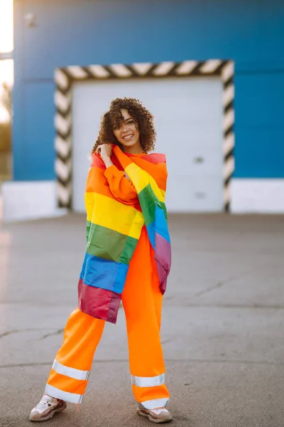 Menina Lésbica Afro Americana Bonita Com Bandeira Arco Íris Lgbt — Fotografia de Stock