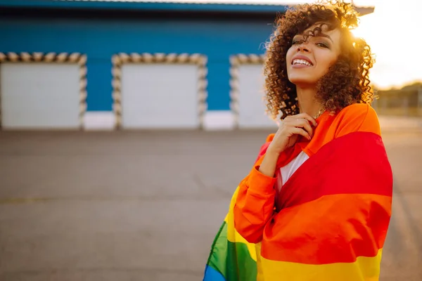 Vacker Afroamerikansk Lesbisk Tjej Med Hbt Regnbågsflagga Vid Solnedgången Ung — Stockfoto