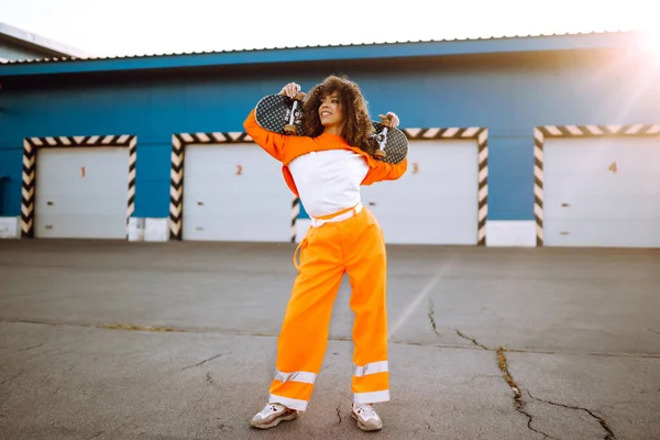 Beautiful African American Woman Posing Skateboard Hipster Girl Curly Hair — Stock Photo, Image