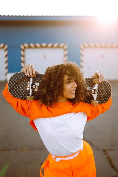 Mulher Afro Americana Bonita Posando Com Skate Hipster Menina Com — Fotografia de Stock