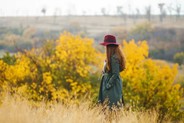 Elegante Vrouw Jas Met Hoed Wandelingen Herfst Park Stijlvolle Vrouw — Stockfoto