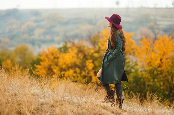 Femme Élégante Manteau Avec Chapeau Marche Dans Parc Automne Femme — Photo