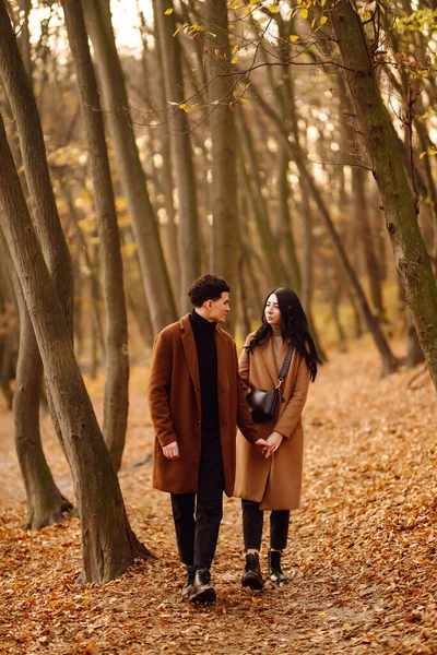 Young Couple Love Walking Park Autumn Day Enjoying Time Together — Stock Photo, Image