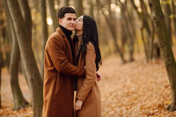 Casal Jovem Apaixonado Andando Parque Dia Outono Aproveitar Tempo Juntos — Fotografia de Stock