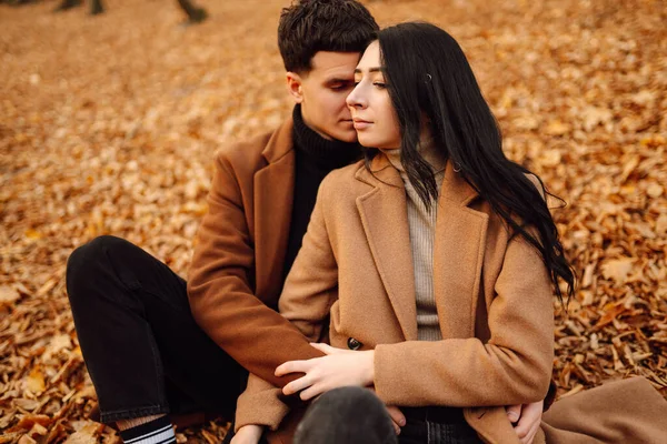 一对年轻夫妇在秋天的一天在公园散步 一起享受时光 在秋天的森林里 这对年轻貌美 充满爱心的夫妇彼此欣赏着 — 图库照片