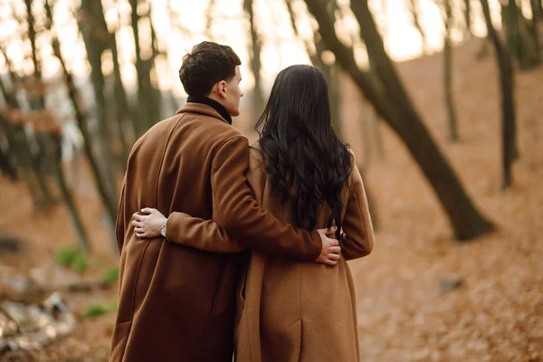 부부는 가을에 공원을 시간을 즐기는 세련되고 스러운 부부가 숲에서 즐겁게 — 스톡 사진