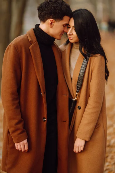 Casal Jovem Apaixonado Andando Parque Dia Outono Aproveitar Tempo Juntos — Fotografia de Stock