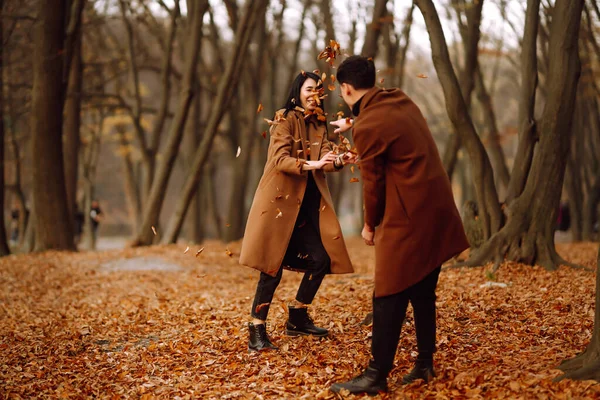 Pareja Joven Enamorada Caminando Parque Día Otoño Disfrutando Del Tiempo —  Fotos de Stock