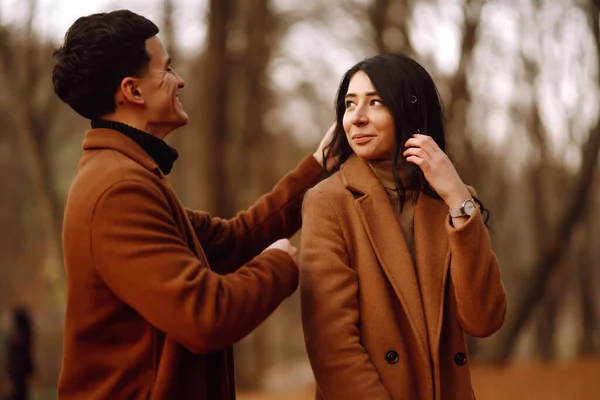 Young Couple Love Walking Park Autumn Day Enjoying Time Together — Stock Photo, Image