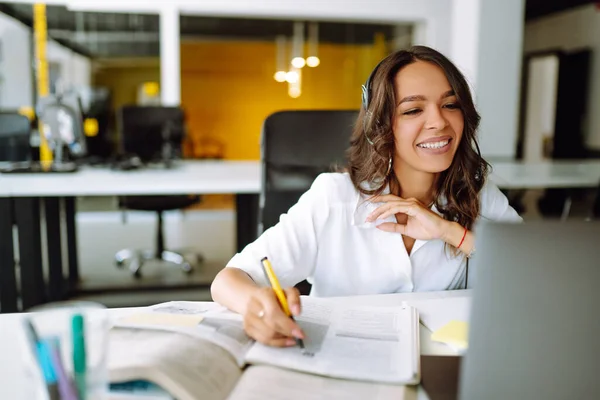 Jonge Studente Draagt Draadloos Hoofdtelefoononderzoek Online Leert Taal Luisteren Lezing — Stockfoto