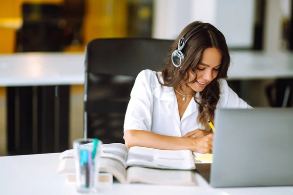 Jonge Studente Draagt Draadloos Hoofdtelefoononderzoek Online Leert Taal Luisteren Lezing — Stockfoto