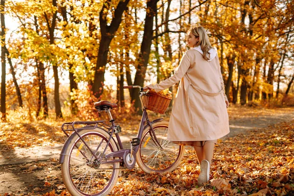 Mujer Con Estilo Con Una Bicicleta Disfrutando Del Clima Otoñal —  Fotos de Stock