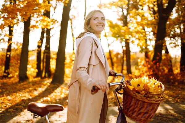 Mulher Elegante Com Uma Bicicleta Desfrutando Clima Outono Parque Mulher — Fotografia de Stock