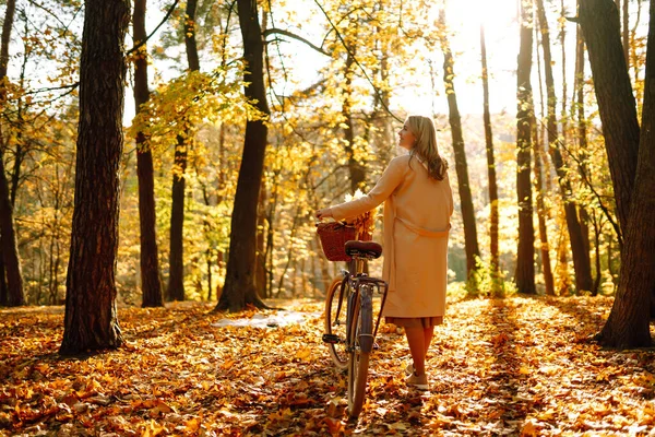 Mulher Elegante Com Uma Bicicleta Desfrutando Clima Outono Parque Mulher — Fotografia de Stock