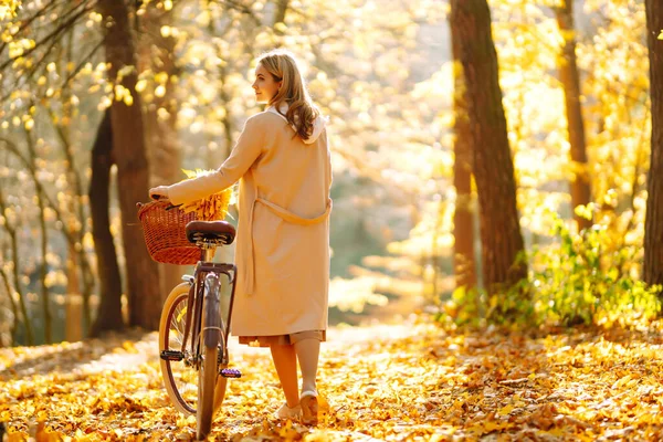Stylowa Kobieta Rowerem Ciesząca Się Jesienną Pogodą Parku Piękna Kobieta — Zdjęcie stockowe