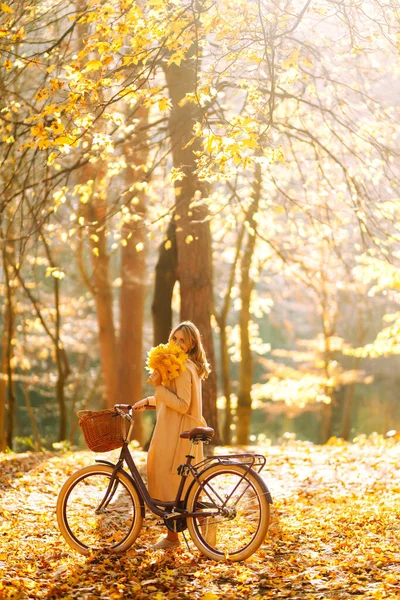 Mujer Con Estilo Con Una Bicicleta Disfrutando Del Clima Otoñal — Foto de Stock
