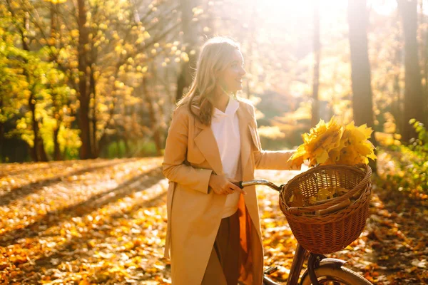 Stylish Woman Bicycle Enjoying Autumn Weather Park Beautiful Woman Walking — Stock Photo, Image