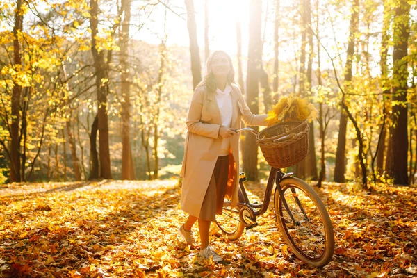 Mulher Elegante Com Uma Bicicleta Desfrutando Clima Outono Parque Mulher — Fotografia de Stock