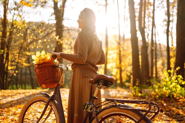 Mulher Elegante Com Uma Bicicleta Desfrutando Clima Outono Parque Mulher — Fotografia de Stock