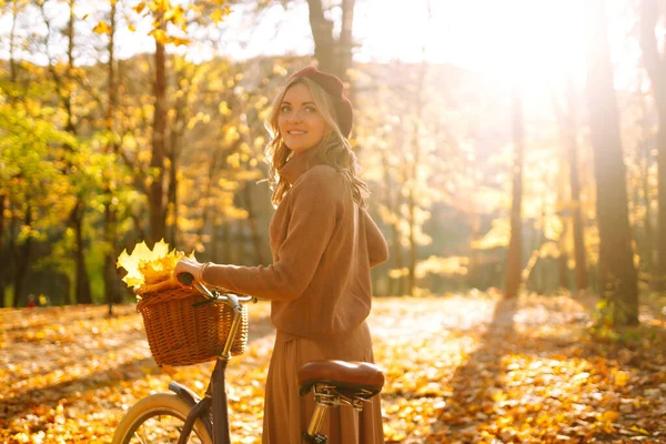 Стильна Жінка Велосипедом Насолоджується Осінньою Погодою Парку Красива Жінка Ходить — стокове фото