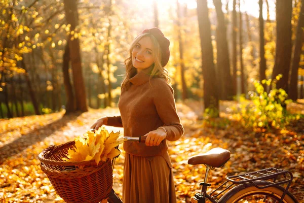 Mujer Con Estilo Con Una Bicicleta Disfrutando Del Clima Otoñal — Foto de Stock