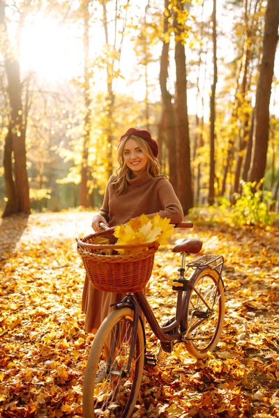 Mulher Elegante Com Uma Bicicleta Desfrutando Clima Outono Parque Mulher — Fotografia de Stock