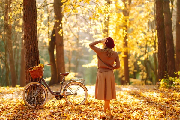 Mulher Elegante Com Uma Bicicleta Desfrutando Clima Outono Parque Mulher — Fotografia de Stock