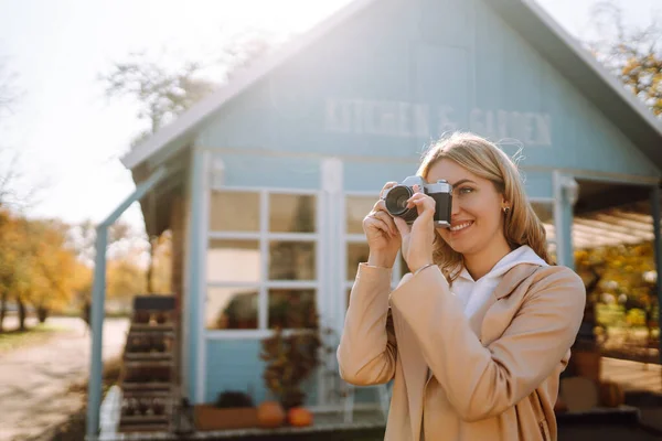 Stylish Woman Retro Camera Background Blue House Fall She Having — Stock Photo, Image