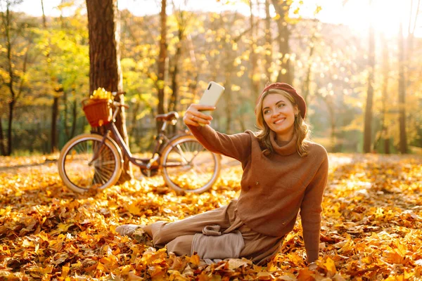 Stylish Woman Takes Selfie Phone Autumn Forest — Stock Photo, Image