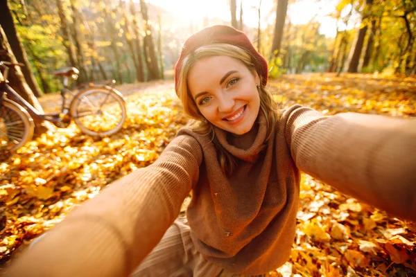 Stylish Woman Takes Selfie Phone Autumn Forest — Stock Photo, Image